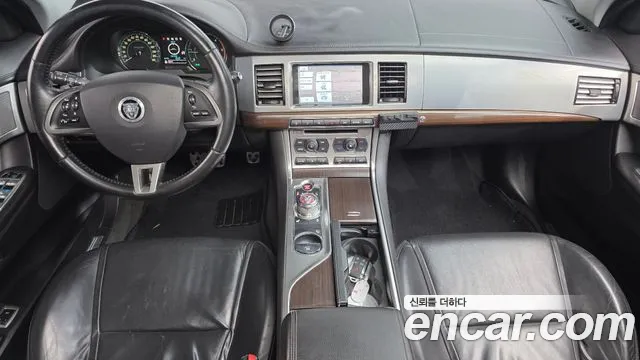 Jaguar XF — интерьер