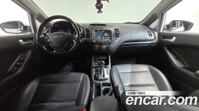 Kia K3 — интерьер