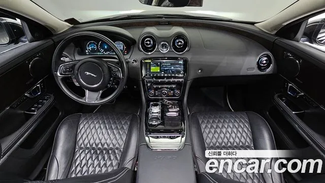 Jaguar XJ — интерьер