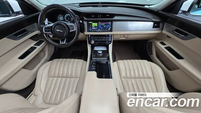Jaguar XF — интерьер