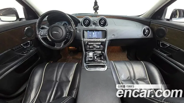 Jaguar XJ — интерьер