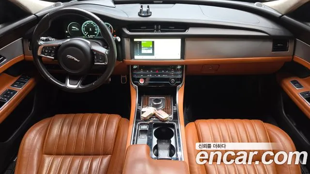 Jaguar XF — интерьер