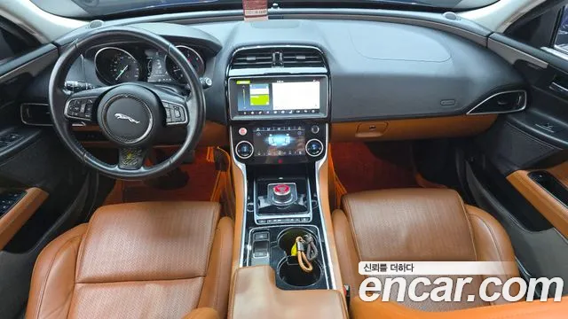 Jaguar XE — интерьер