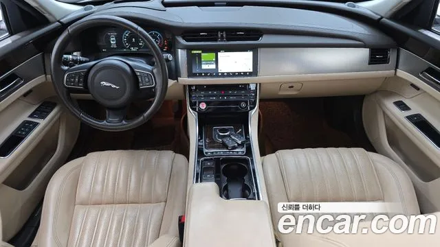 Jaguar XF — интерьер