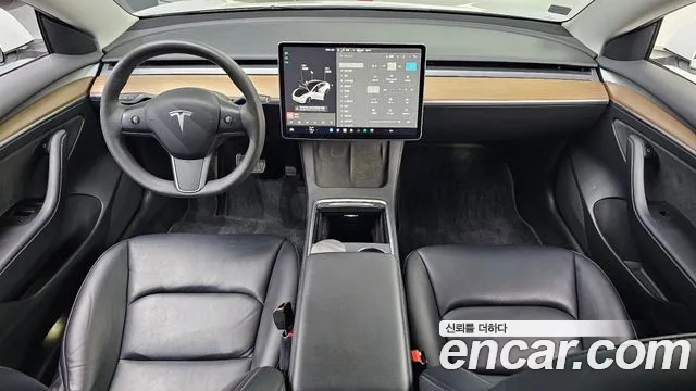Tesla Model 3 — интерьер