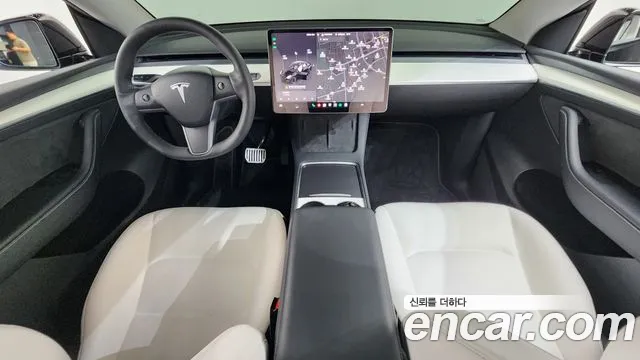 Tesla Model Y — интерьер