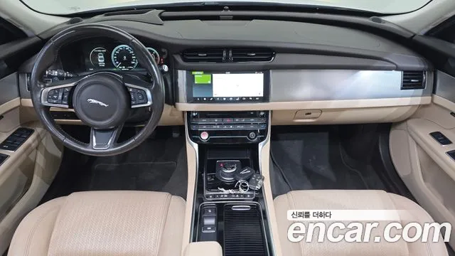 Jaguar XF — интерьер