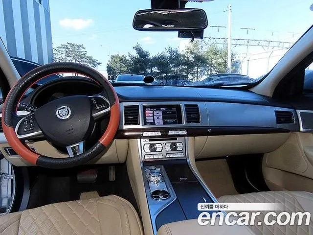 Jaguar XF — интерьер
