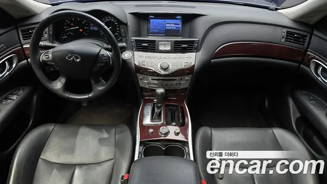 Infiniti Q70 — интерьер