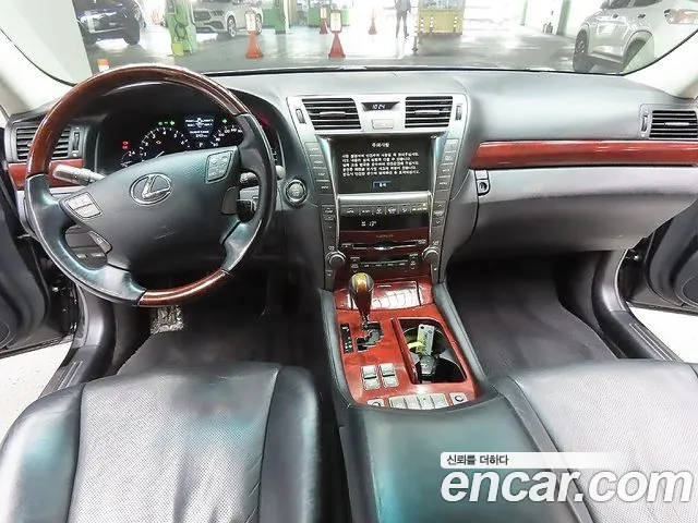 Lexus LS — интерьер