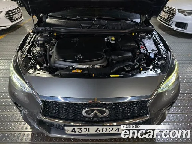 Infiniti Q30 — интерьер