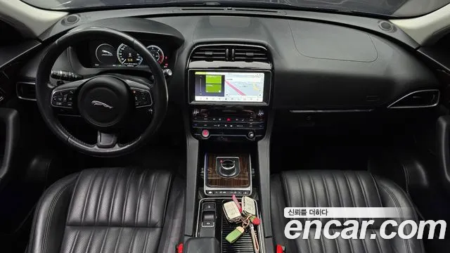 Jaguar F-Pace — интерьер