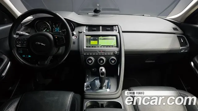 Jaguar E-Pace — интерьер