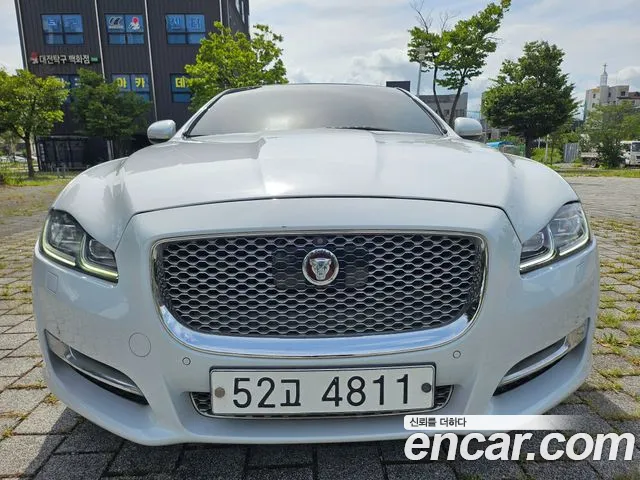Jaguar XJ