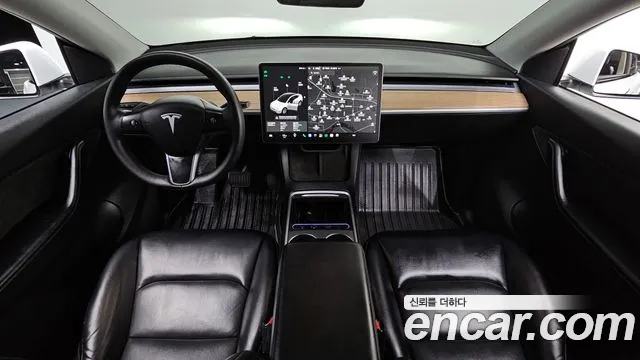 Tesla Model Y — интерьер