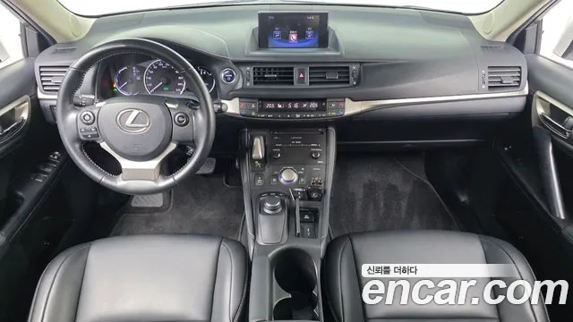 Lexus CT200h — интерьер