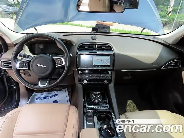 Jaguar F-Pace — интерьер