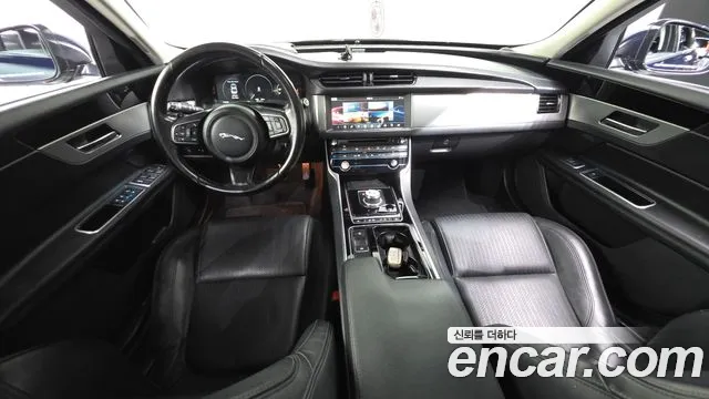 Jaguar XF — интерьер