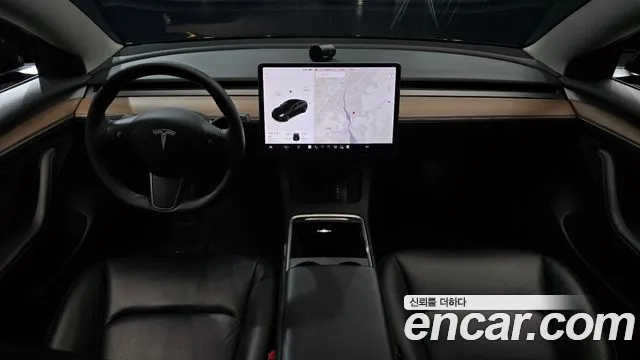 Tesla Model 3 — интерьер