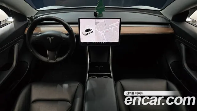 Tesla Model 3 — интерьер