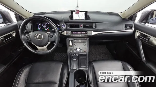 Lexus CT200h — интерьер