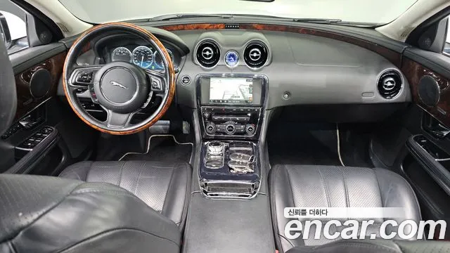 Jaguar XJ — интерьер