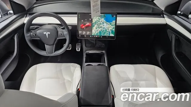 Tesla Model Y — интерьер