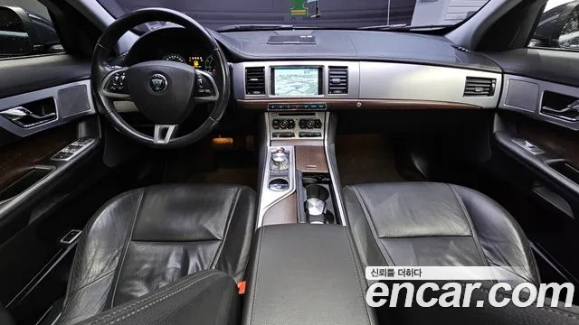 Jaguar XF — интерьер