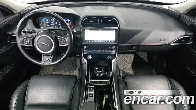 Jaguar XE — интерьер