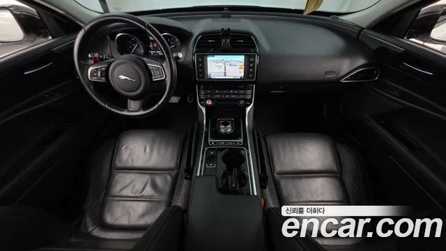 Jaguar XE — интерьер