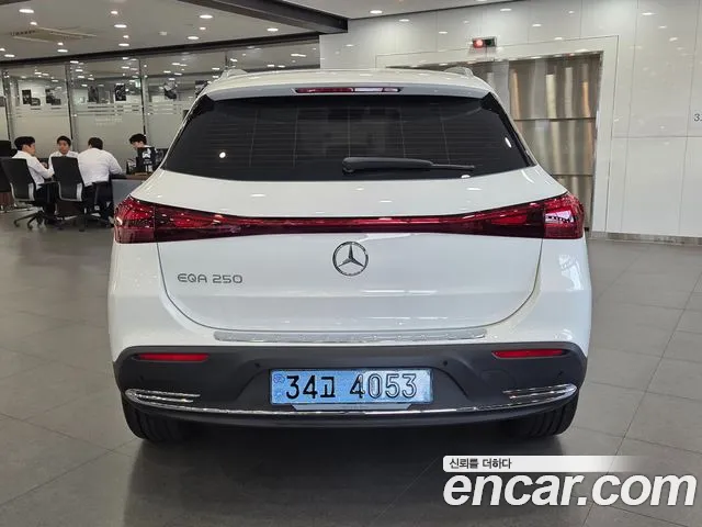 Mercedes-Benz EQA — интерьер