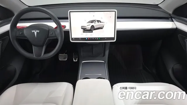 Tesla Model Y — интерьер