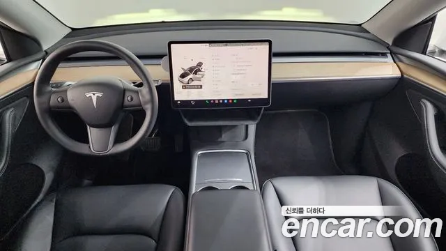 Tesla Model Y — интерьер