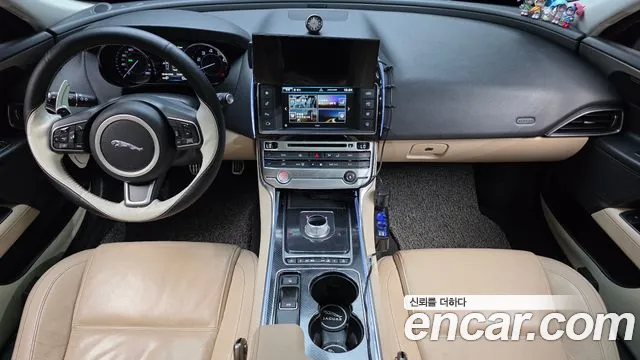 Jaguar XE — интерьер