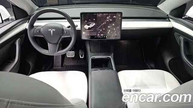 Tesla Model Y — интерьер