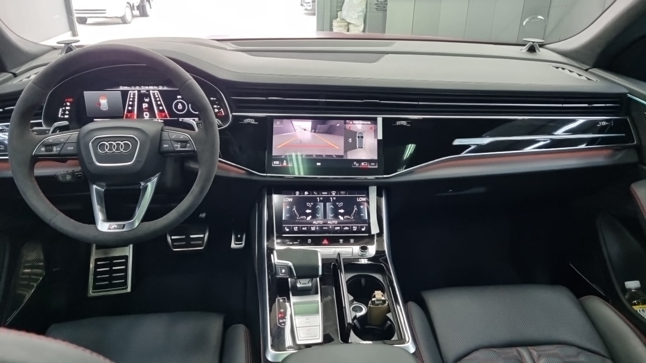 Audi RSQ8 — интерьер
