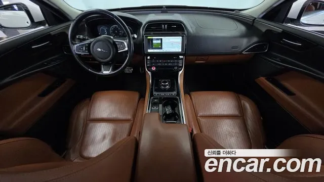 Jaguar XE — интерьер