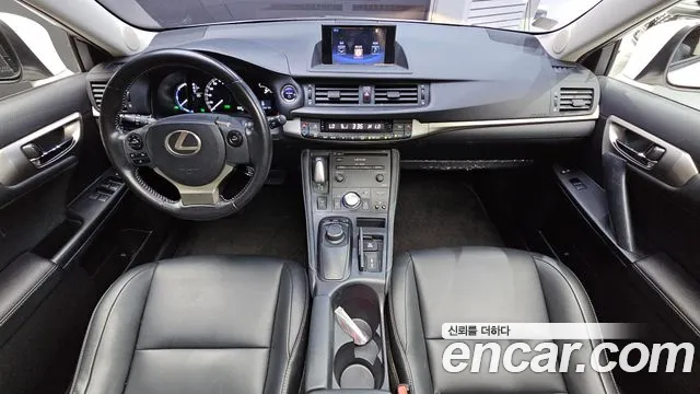 Lexus CT200h — интерьер