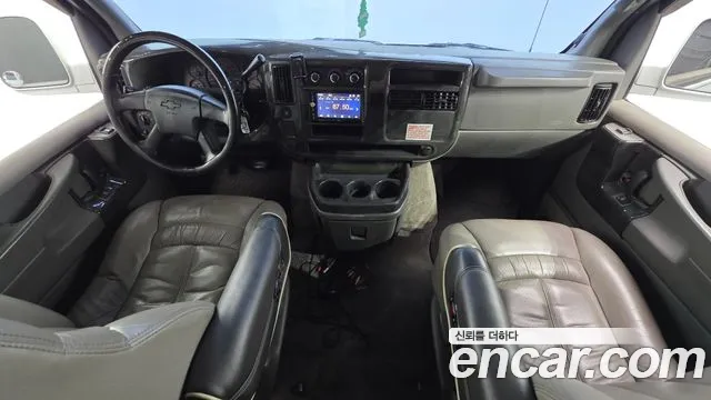 Chevrolet Express Van — интерьер