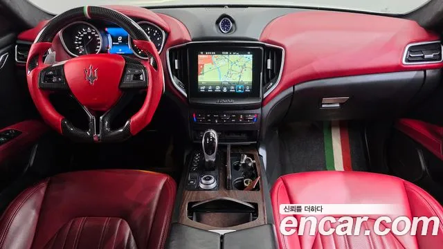Maserati Ghibli — интерьер