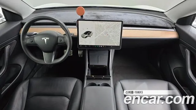 Tesla Model 3 — интерьер