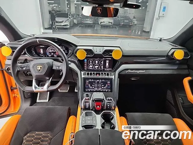 Lamborghini Urus — интерьер