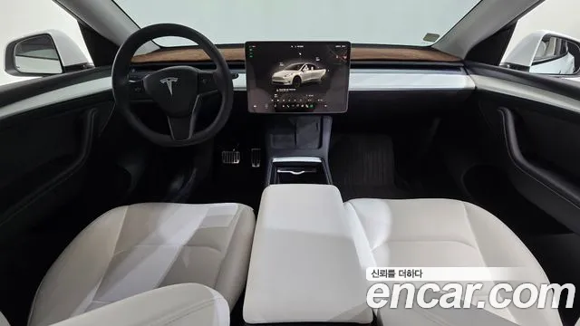 Tesla Model Y — интерьер