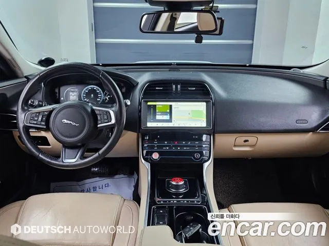 Jaguar XE — интерьер