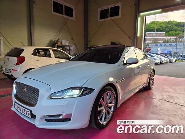 Jaguar XJ