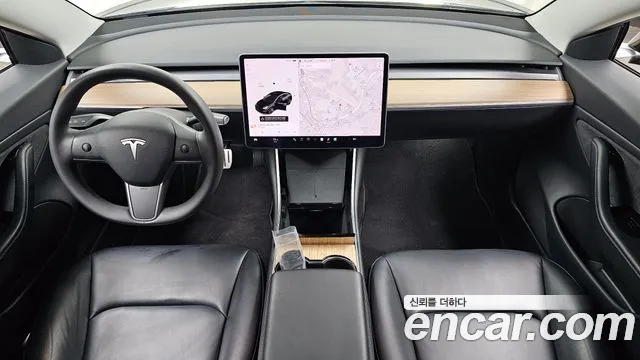 Tesla Model 3 — интерьер