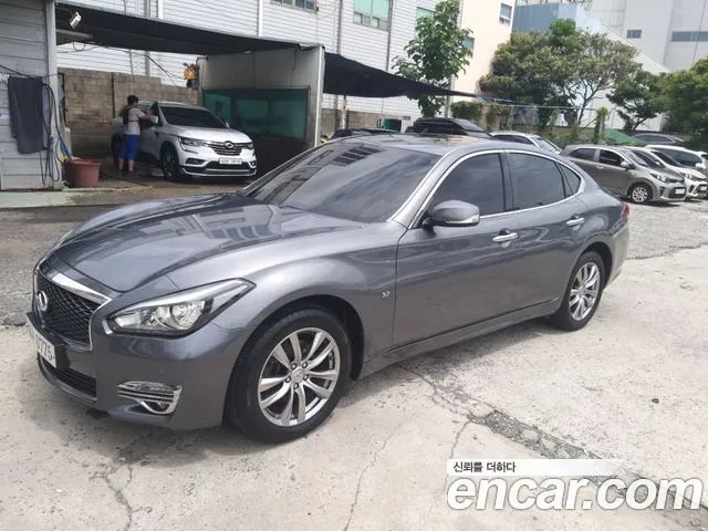 Infiniti Q70