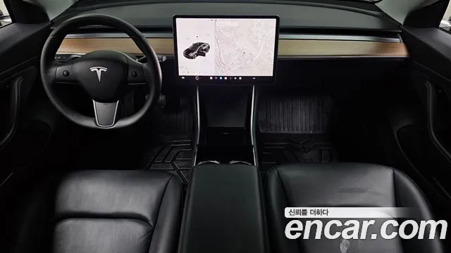 Tesla Model 3 — интерьер