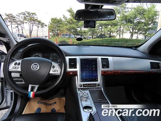 Jaguar XF — интерьер