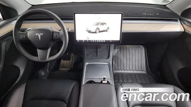 Tesla Model Y — интерьер